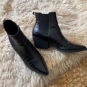 Black short western boot